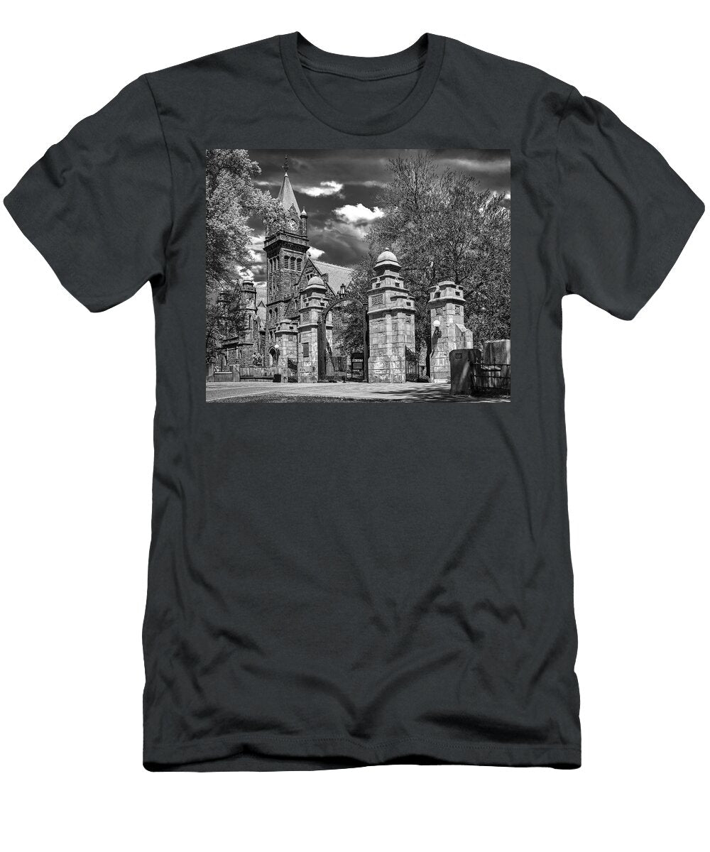 1 Iconic Gates to Mount Holyoke Colle Mountain Dreams T-Shirt