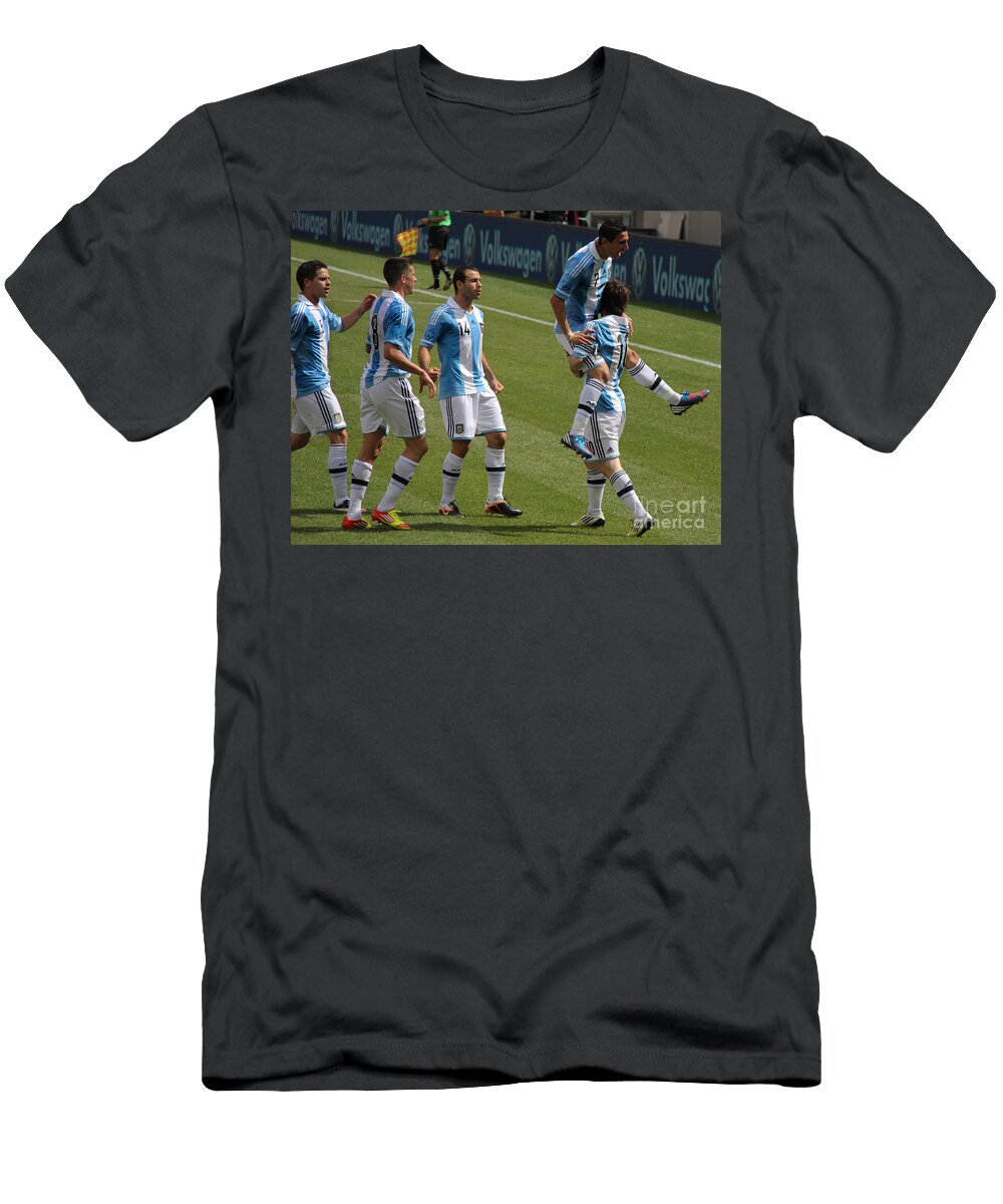 1 Lionel Messi the Hug Lee Dos Santos T-Shirt