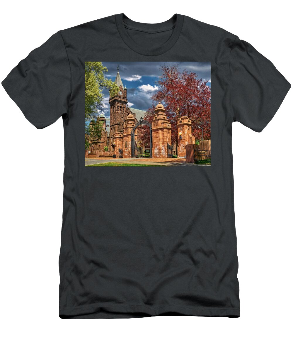 Iconic Gates to Mount Holyoke Colle Mountain Dreams T-Shirt