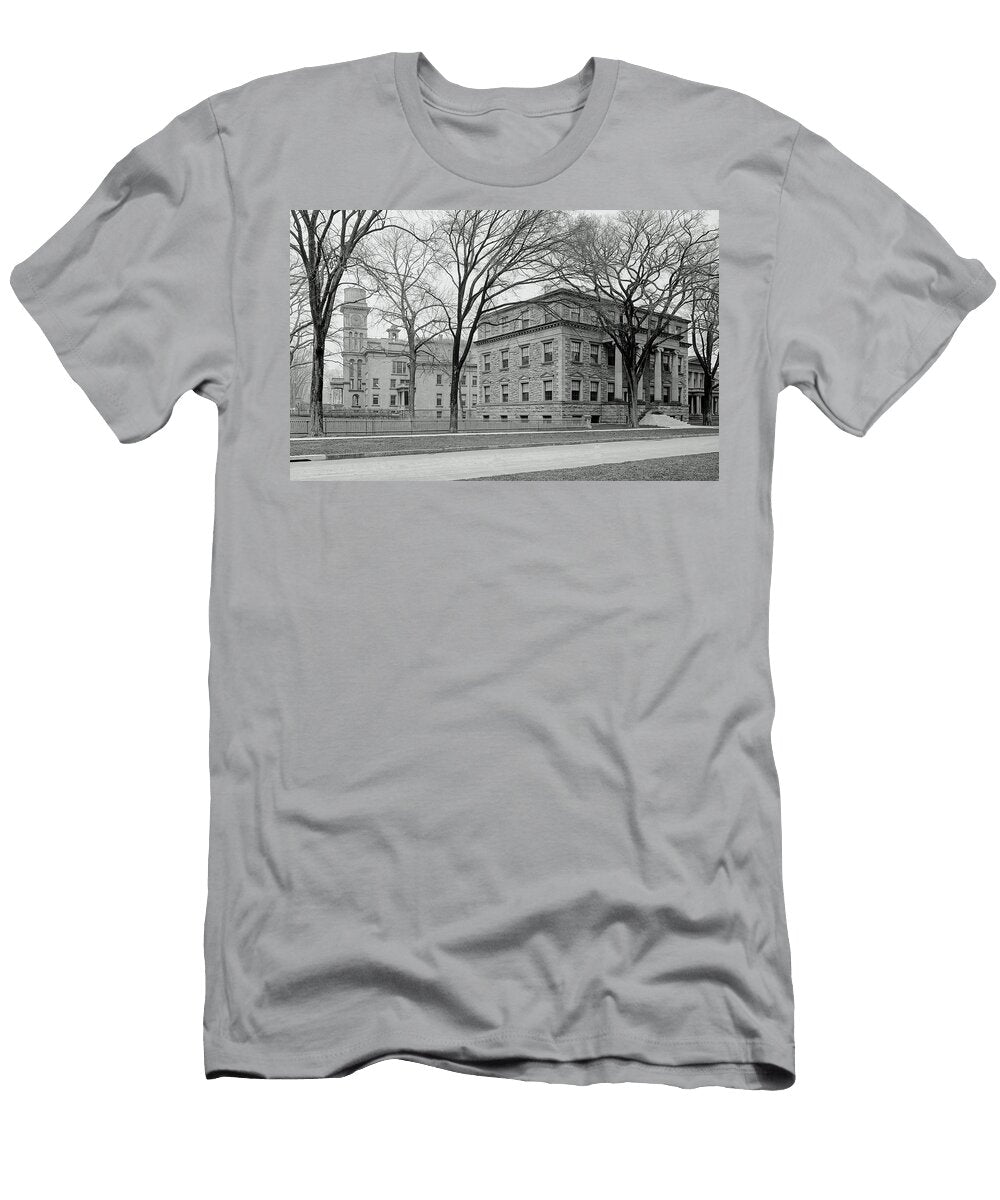 On the Campus of Yale C1907 L O C T-Shirt