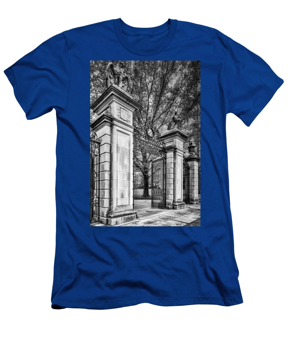 Princeton University Main Entrance Gate Bw Susan Candelario T-Shirt