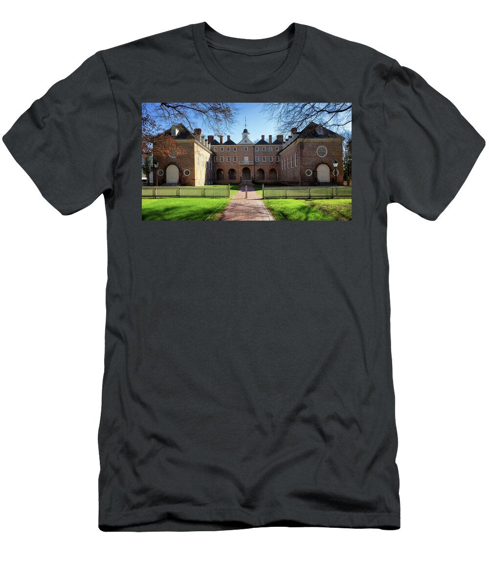 The Wren Building Courtyard Willimasburg Virginia Susan Rissi Tregoning T-Shirt